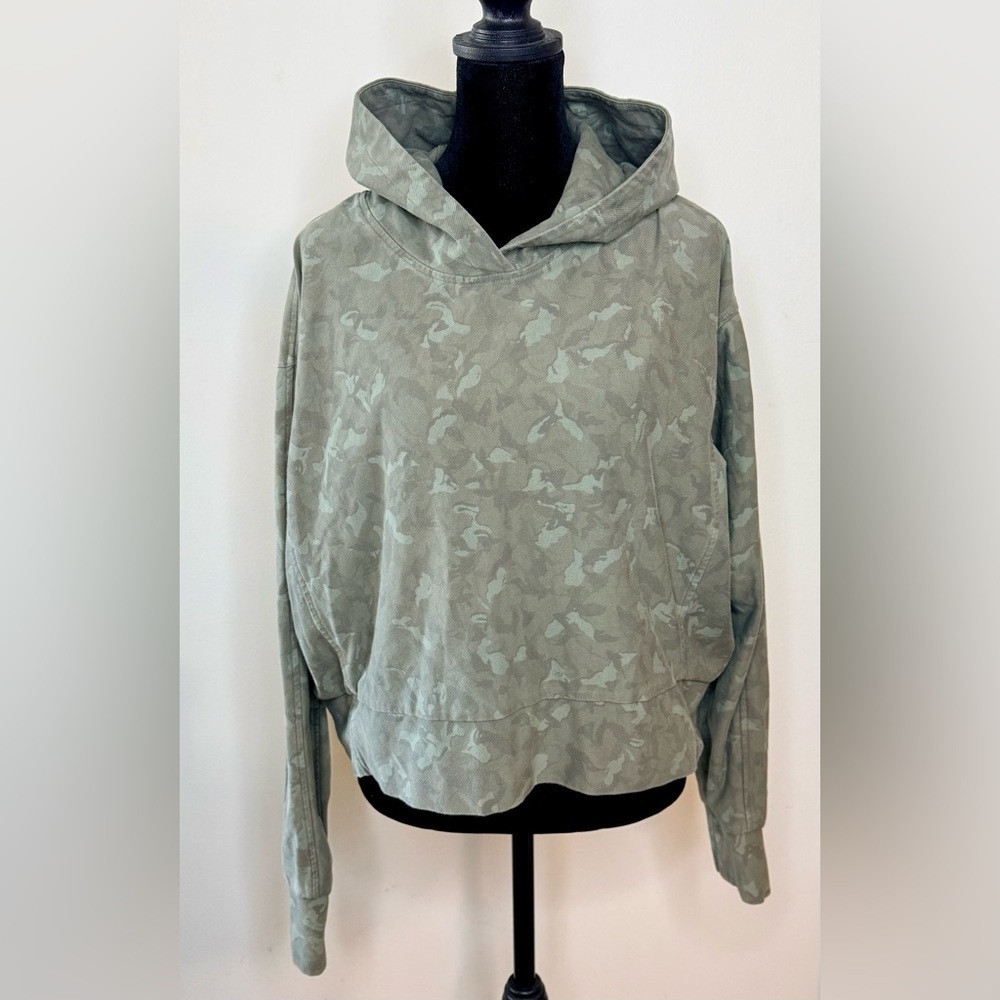 Athleta comfy trending Camo Print Farallon Cropped Sweatshirt Kimono Sleeve med